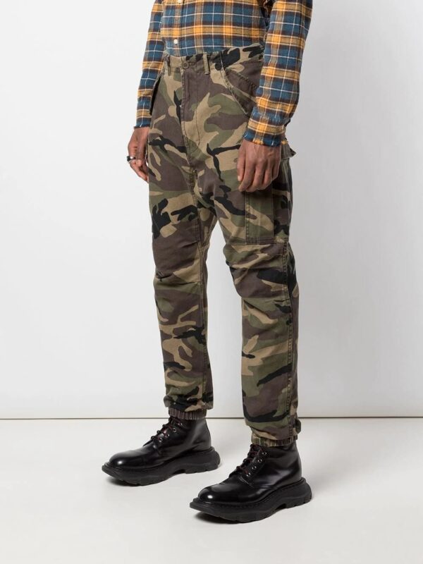 ⁦Tapered Camouflage Trousers⁩ – תמונה ⁦2⁩