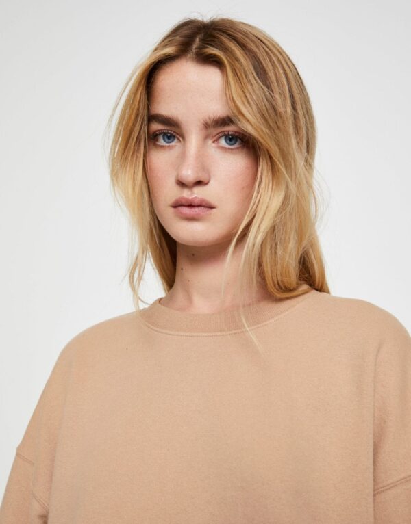 ⁦Basic Round Neck Sweatshirt⁩ – תמונה ⁦2⁩